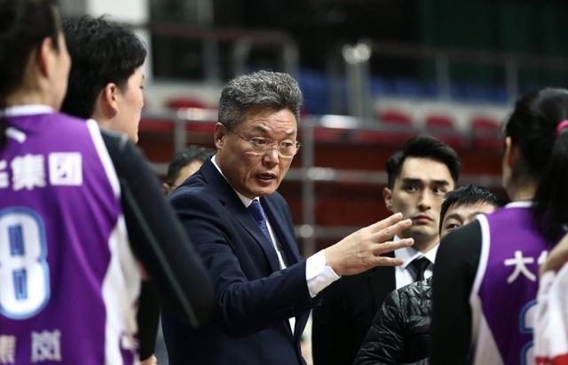  门兴主场惨败引众怒，主教练下课危机升温  