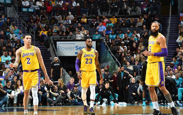  詹姆斯三双领衔湖人逆转勇士夺西部榜首